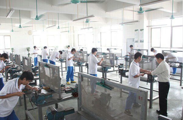 鉗工實(shí)訓(xùn)設(shè)備